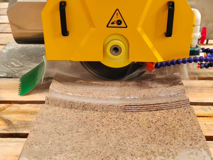 Maximaliseren van de productiviteit met vijfassige brugsnijmachines in de steenproductie